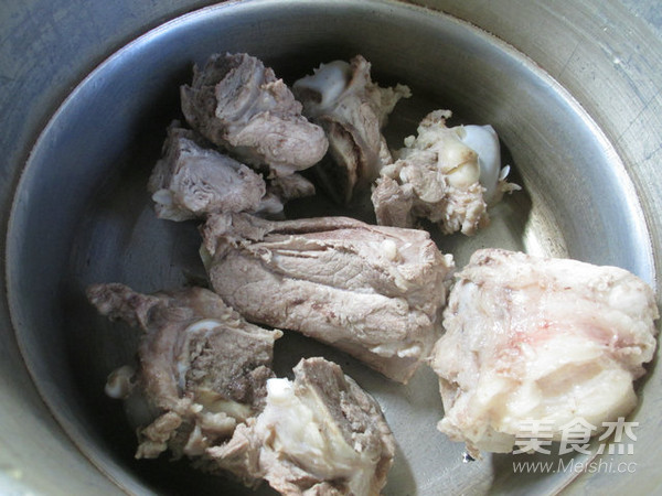 香菇圆白菜筒骨汤的做法步骤:2