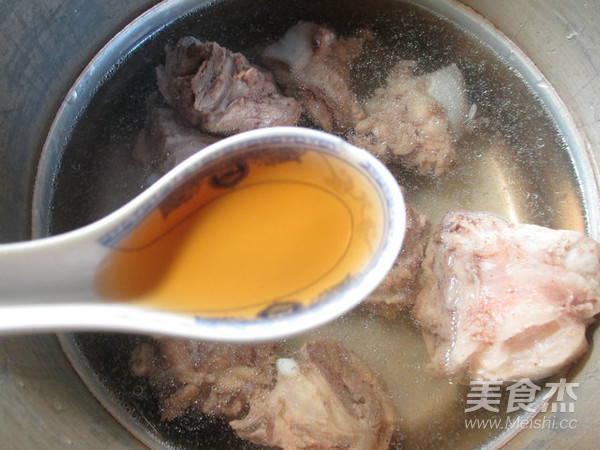香菇圆白菜筒骨汤的做法步骤:4