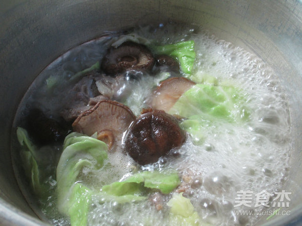 香菇圆白菜筒骨汤的做法步骤:7