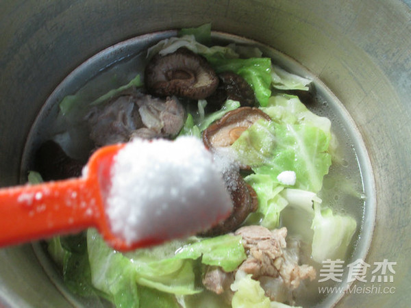 香菇圆白菜筒骨汤的做法步骤:8