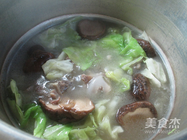 香菇圆白菜筒骨汤的做法步骤:9