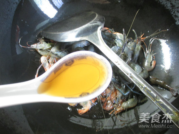 芹菜炒河虾的做法步骤：2