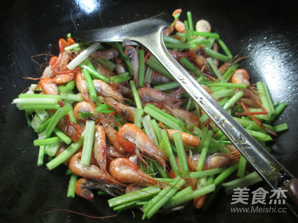 芹菜炒河虾的做法步骤：4