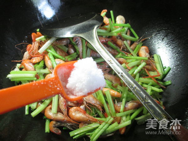 芹菜炒河虾的做法步骤：5