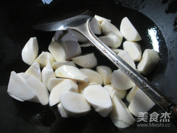 酸菜煮茭白的做法步骤：2