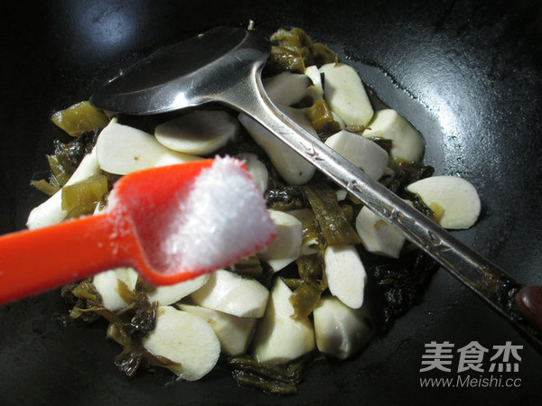 酸菜煮茭白的做法步骤：6