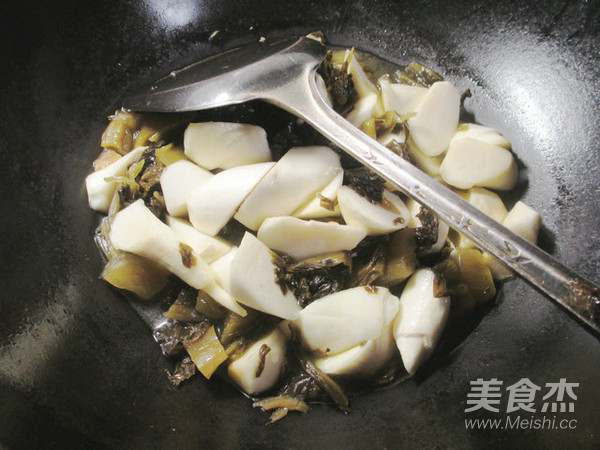 酸菜煮茭白的做法步骤：7