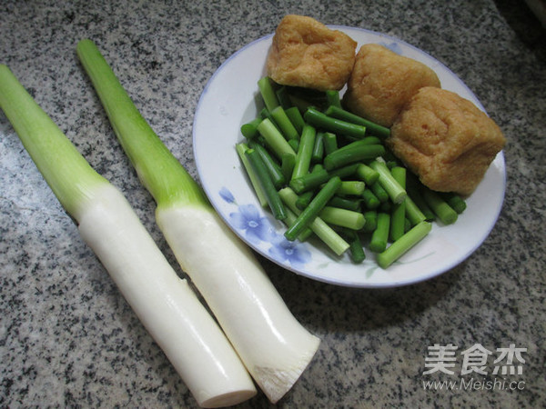蒜薹油豆腐炒茭白的做法步骤：1