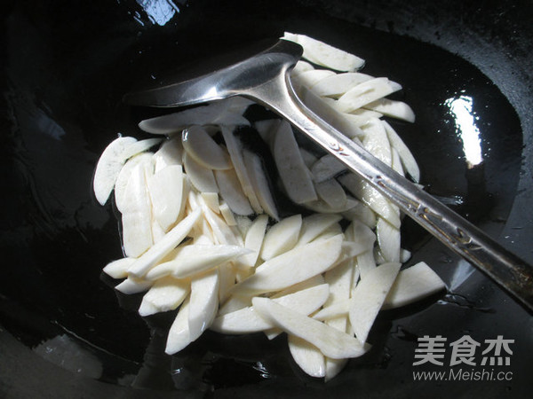 蒜薹油豆腐炒茭白的做法步骤：5