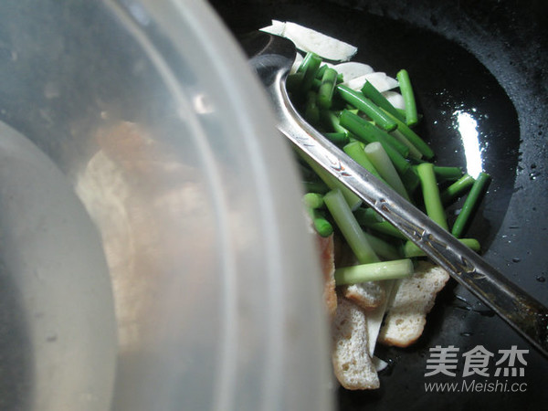 蒜薹油豆腐炒茭白的做法步骤：6