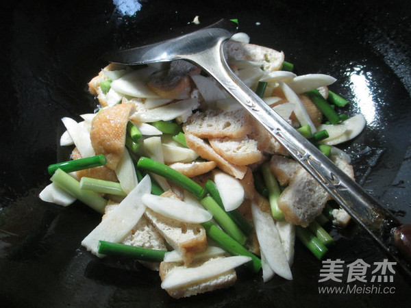 蒜薹油豆腐炒茭白的做法步骤：7