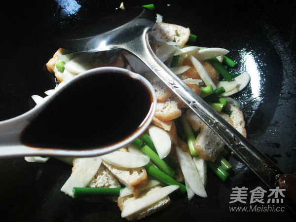 蒜薹油豆腐炒茭白的做法步骤：8