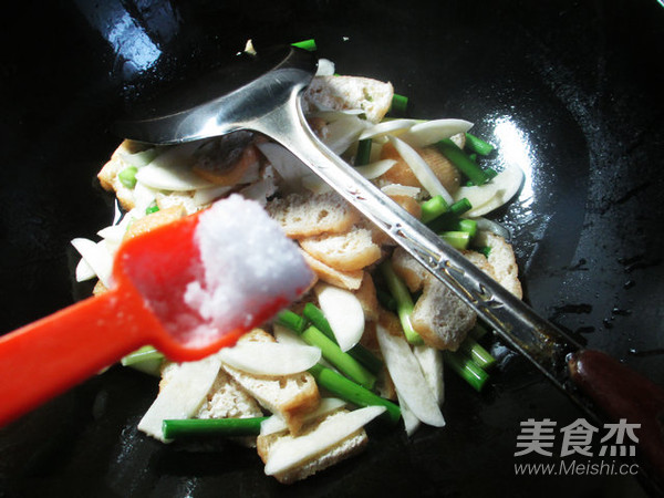 蒜薹油豆腐炒茭白的做法步骤：9