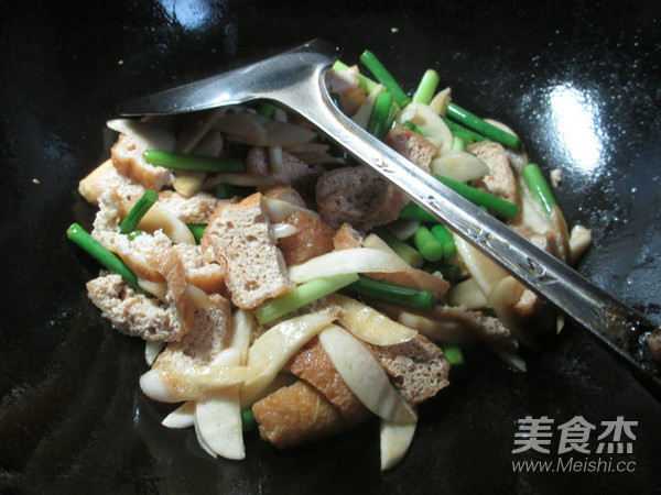 蒜薹油豆腐炒茭白的做法步骤：10