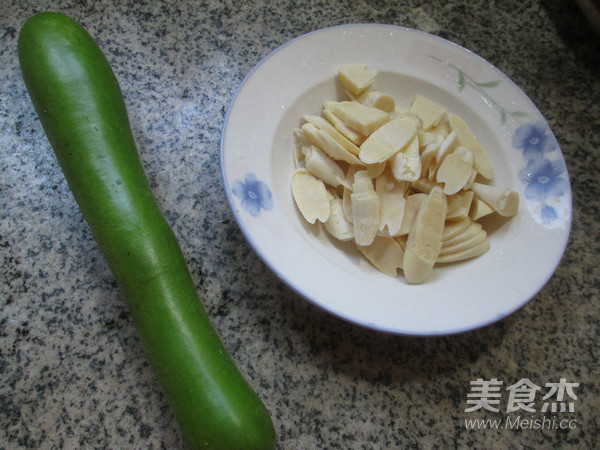 鞭笋煮夜开花的做法步骤：1