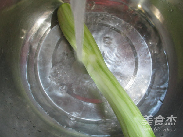 鞭笋煮夜开花的做法步骤：2