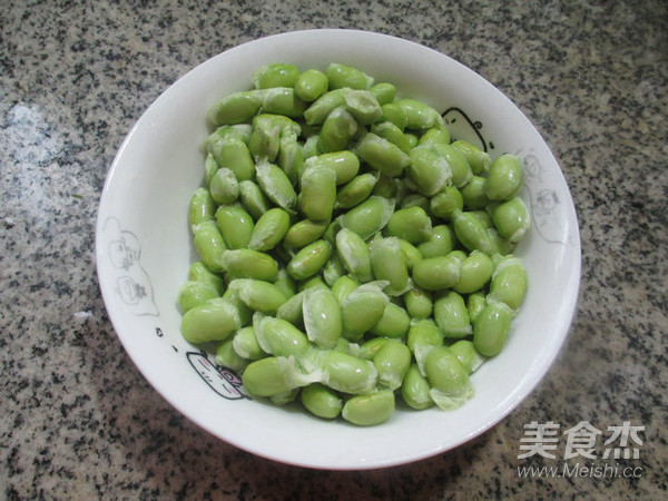 毛豆炒螃蟹的做法步骤:2