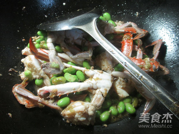毛豆炒螃蟹的做法步骤:11