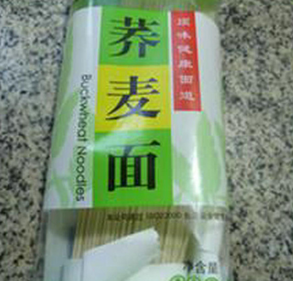 煎鸡蛋油菜蕻荞麦面的做法步骤：1