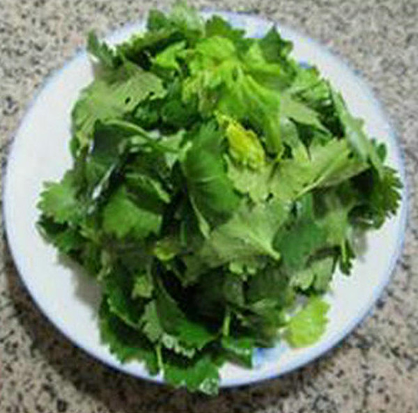 香干芹菜叶春卷的做法步骤:2