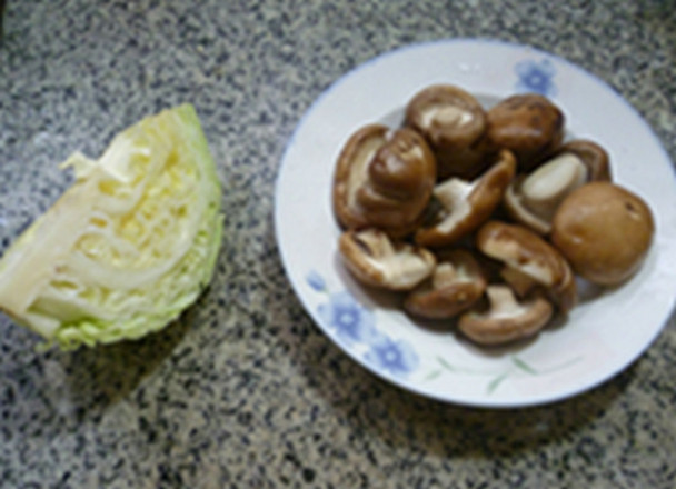 圆白菜香菇猪蹄汤的做法步骤：1