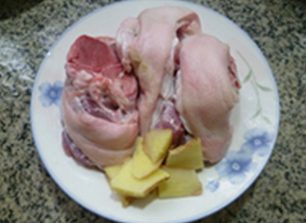 圆白菜香菇猪蹄汤的做法步骤：2