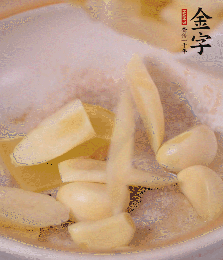 腊味茭白啫啫煲的做法步骤:4