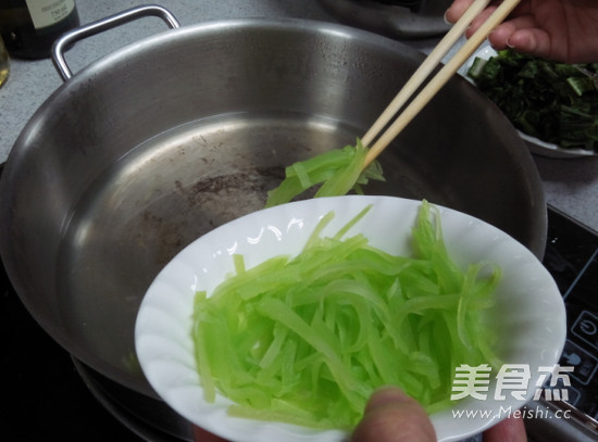拌莴笋丝的做法步骤：2