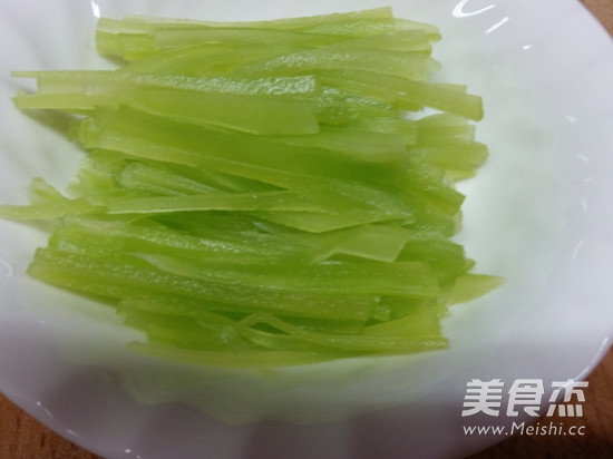 拌莴笋丝的做法步骤：1