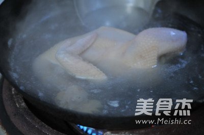 #土鸡火腿养生煲 的做法图解2