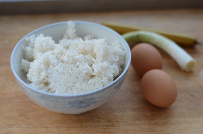 黄金蛋炒饭的做法步骤：1
