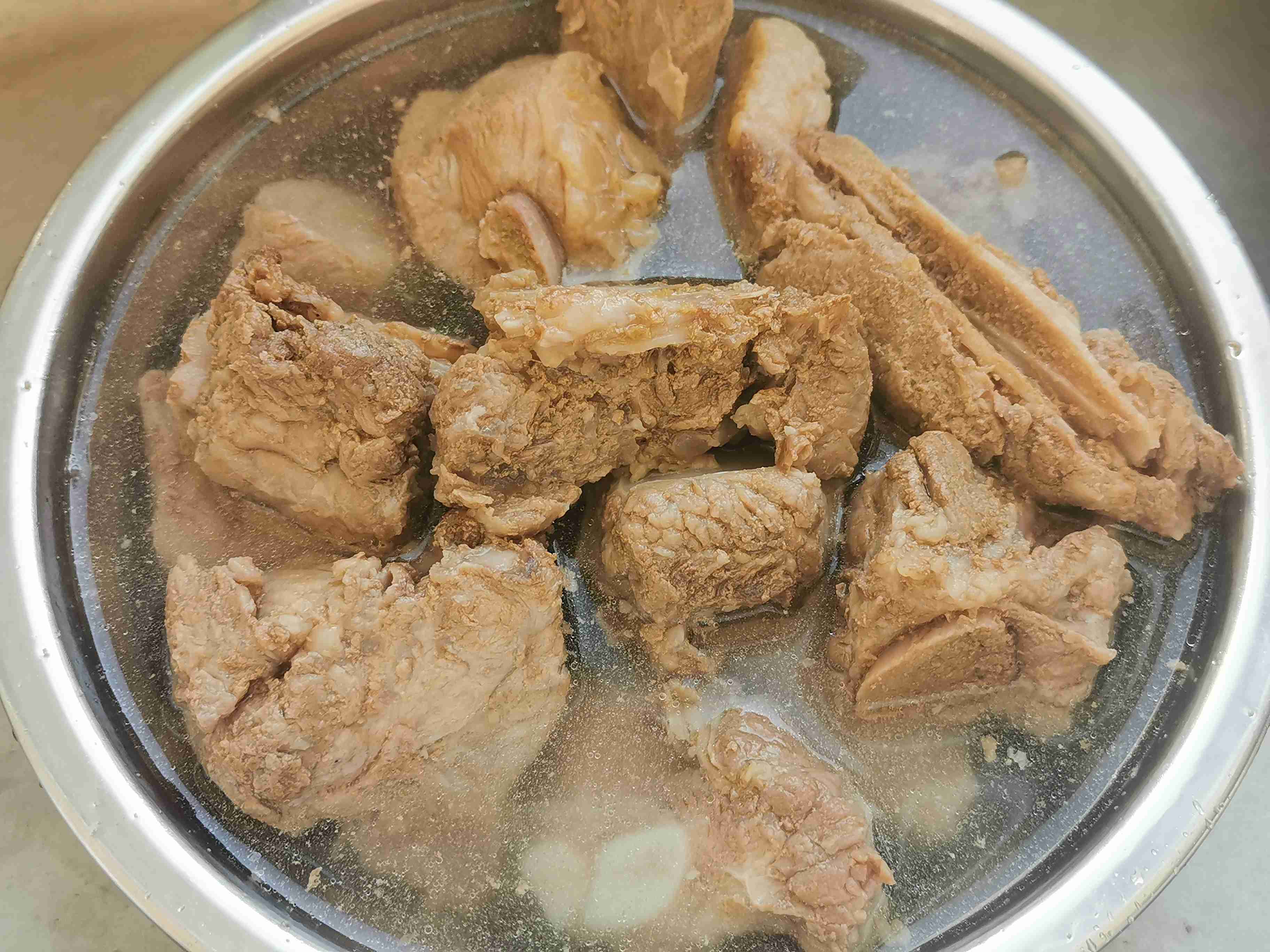 萝卜排骨汤的做法步骤：1