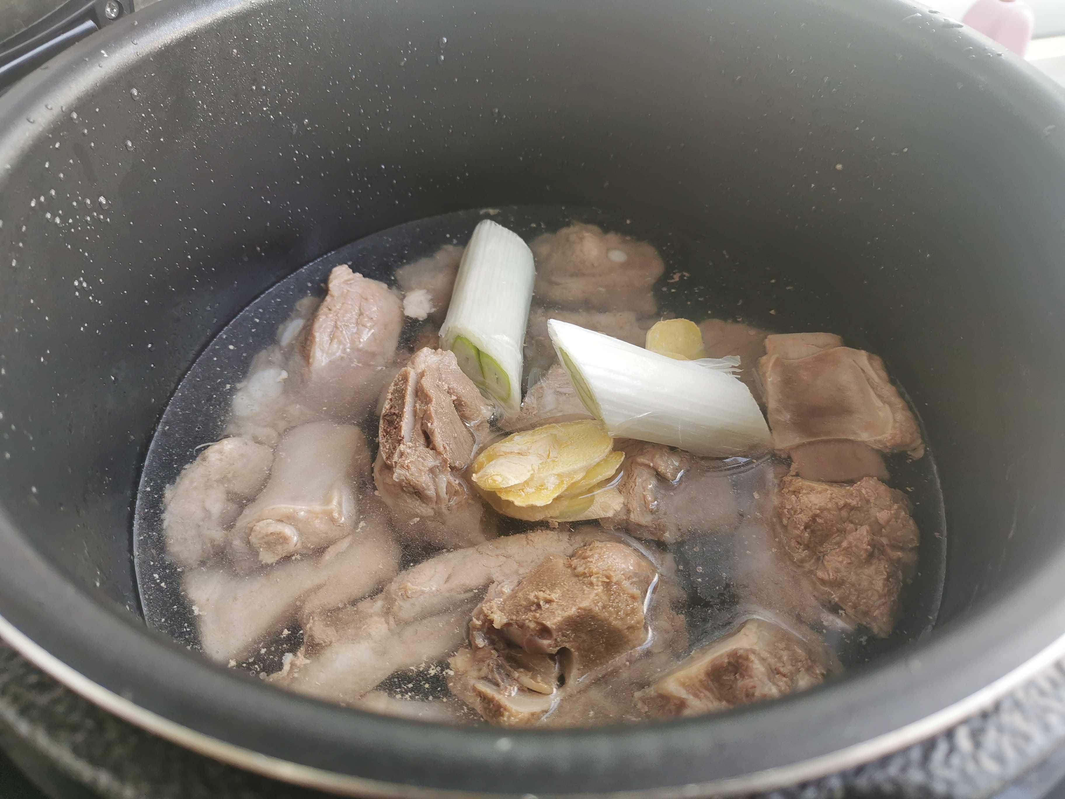 萝卜排骨汤的做法步骤：2