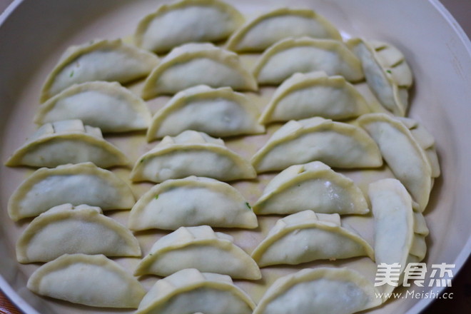 芹菜馅煎饺的做法步骤:12