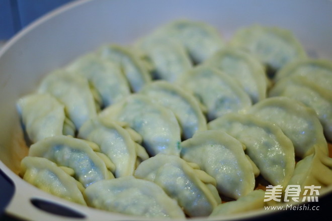 芹菜馅煎饺的做法步骤:14