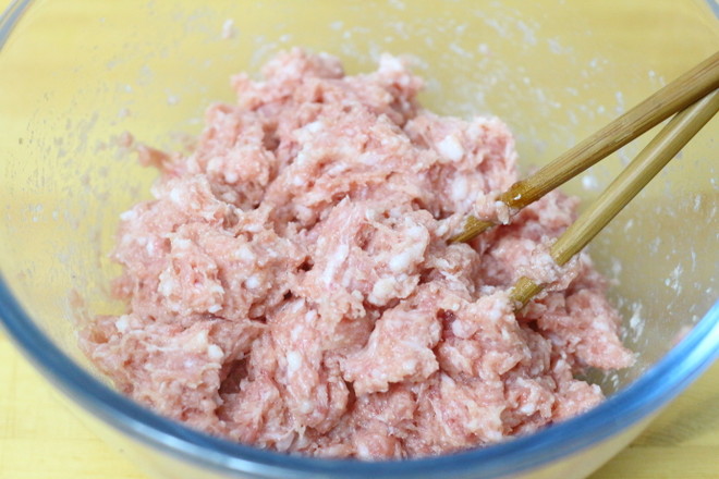 猪肉大白菜馅饺子的做法步骤:2