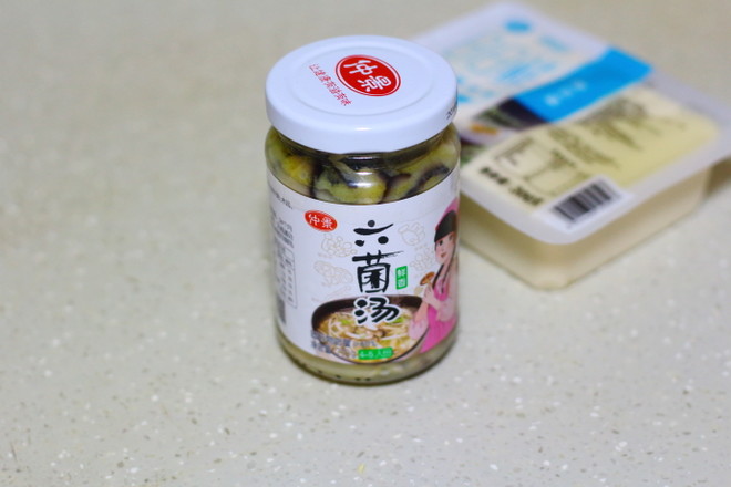 豆腐菌菇汤的做法步骤：1