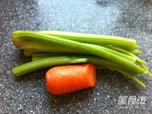 芹菜胡萝卜炒肉的做法步骤：2