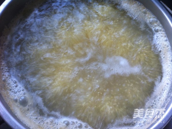 小米桂圆红枣粥的做法步骤：4