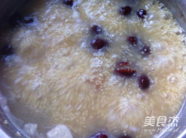 小米桂圆红枣粥的做法步骤：5