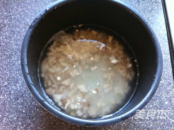 莲藕山药大米粥的做法步骤：6