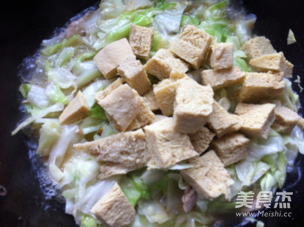 圆白菜冻豆腐炒肉的做法步骤：9