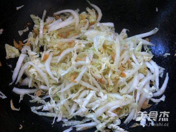 白菜炒虾皮的做法步骤:4