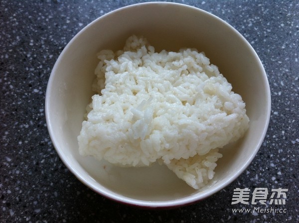 黄瓜蛋炒饭的做法步骤：1