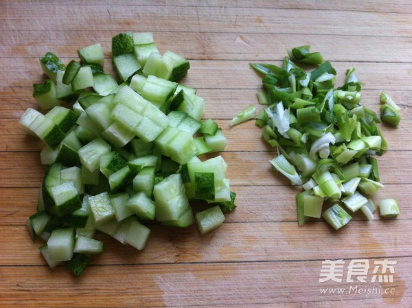 黄瓜蛋炒饭的做法步骤：2