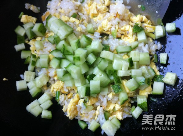 黄瓜蛋炒饭的做法步骤：6
