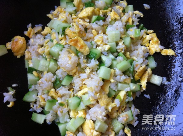 黄瓜蛋炒饭的做法步骤：7