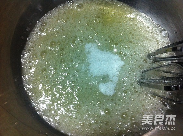 巧克力戚风蛋糕的做法步骤：1