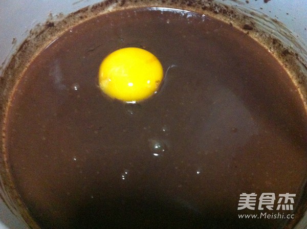 巧克力戚风蛋糕的做法步骤:7