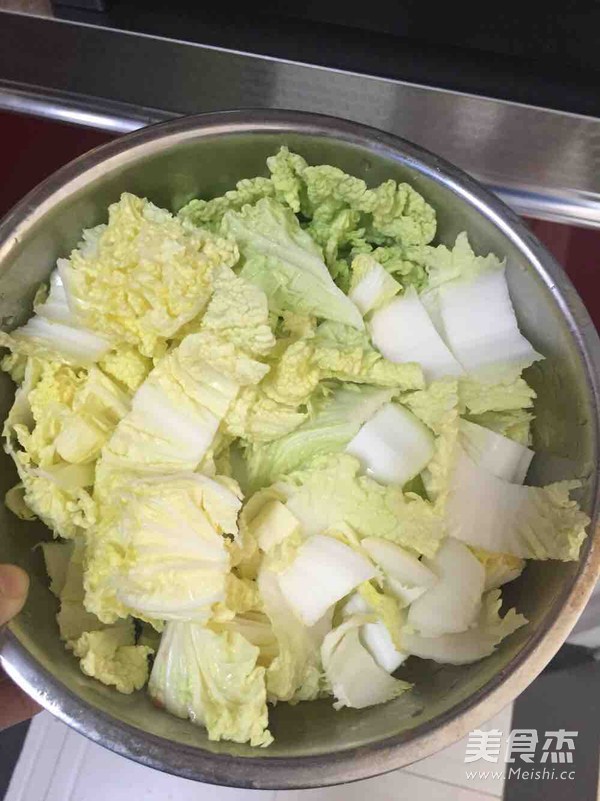 醋溜白菜的做法步骤：1